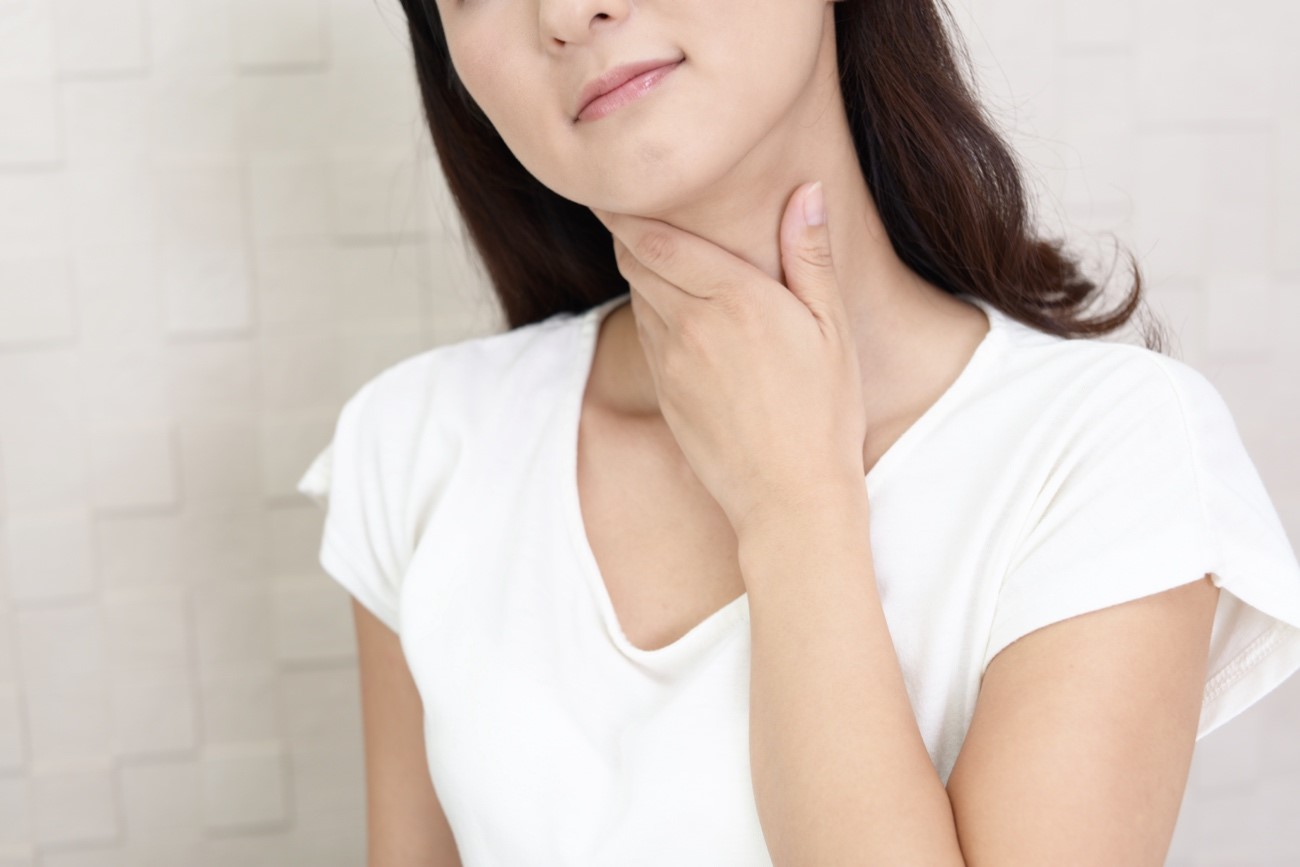 喉が痛い症状と菌の関係性を解説!注意すべき喉の痛みは?喉が痛い時の対処法や注意点もあわせてご紹介【イシャチョク】