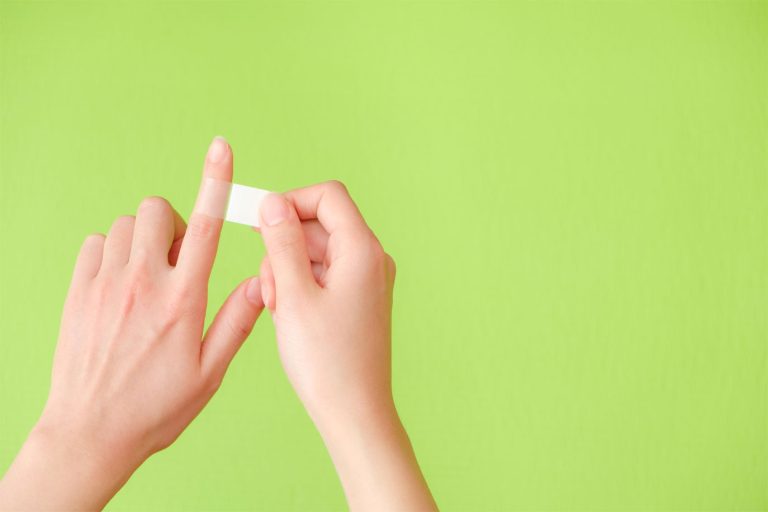包丁で指を切って傷口が深い場合はどうする?対処法や病院の受診目安を解説!【イシャチョク】