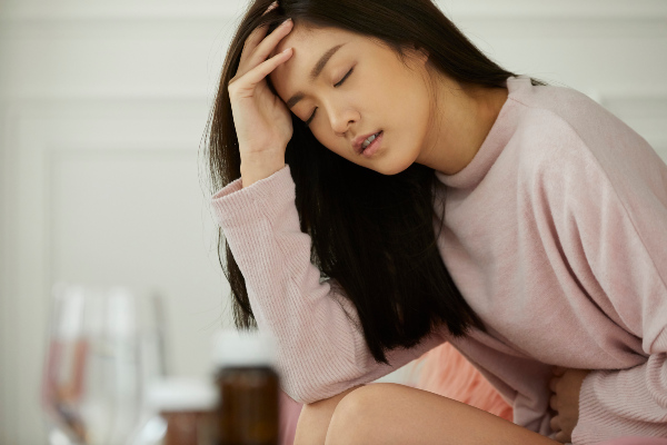 「女性の腹痛」は不妊になる恐れも…クラミジアがもたらす意外な症状