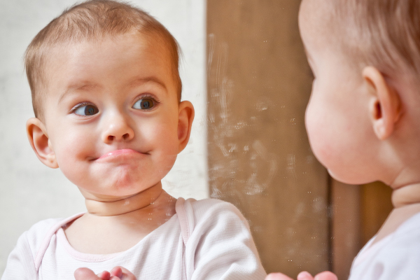 生後12か月の赤ちゃんが 自分の顔 を認識していると判明 イシャチョク