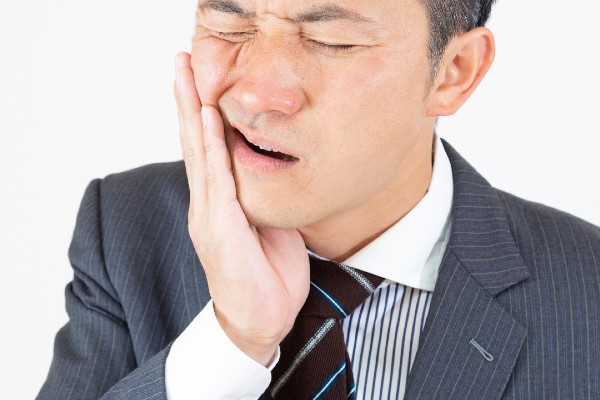 忙しい人は要注意…年末年始に「突然」歯が痛くなるワケ