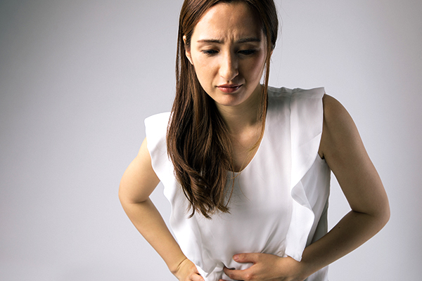 右脇腹・肋骨の下が痛いときに考えられる原因と対処法