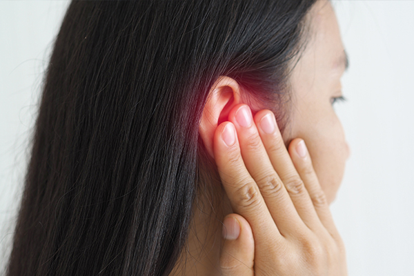 耳が痛い原因はストレス？対処法と病院を受診するべきケース