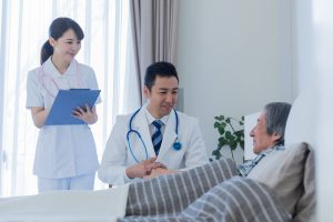 厚生労働省も推進する「在宅医療」…どんな患者が対象？メリットやデメリット、費用も解説【イシャチョク】